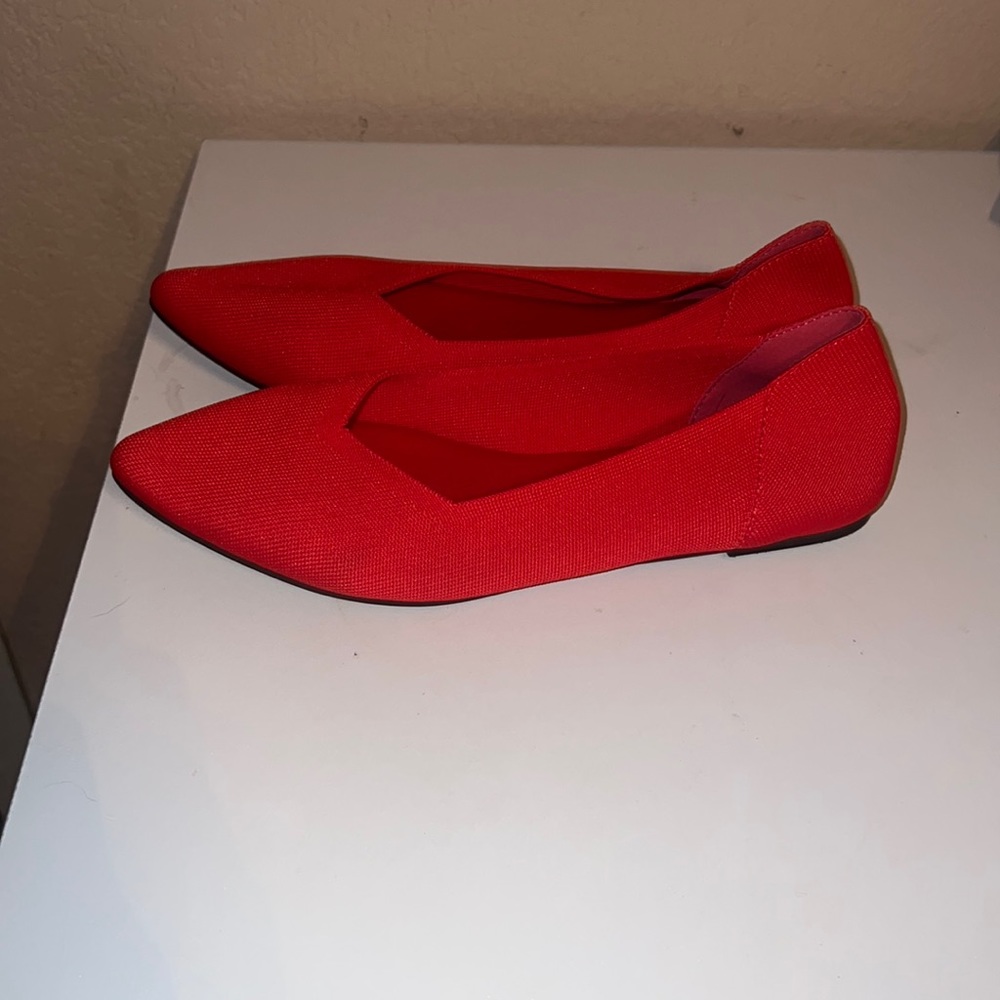 Mia size 8 flats. Never worn. Great for the office or a fun outing.